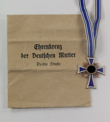 Mutterkreuz in Bronze (3. Stufe), in Verleihungstüte Gebr. Lange Lüdenscheid  - Militaria-Berlin