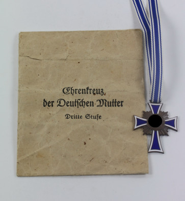 Mutterkreuz in Bronze, in Verleihungstüte Carl Poellath Schrobenhausen Obb. - Militaria-Berlin