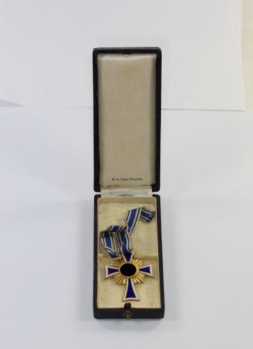  Mutterkreuz in Gold, im Etui, B.H. Mayer, Pforzheim - Militaria-Berlin