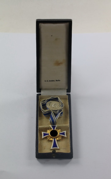 Mutterkreuz in Gold, im Etui, C.E. Juncker, Berlin - Militaria-Berlin