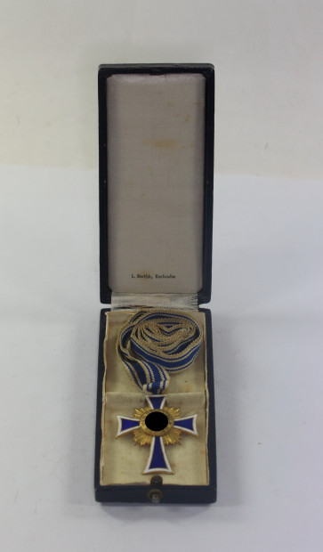  Mutterkreuz in Gold, im Etui, L. Bertsch, Karlsruhe - Militaria-Berlin
