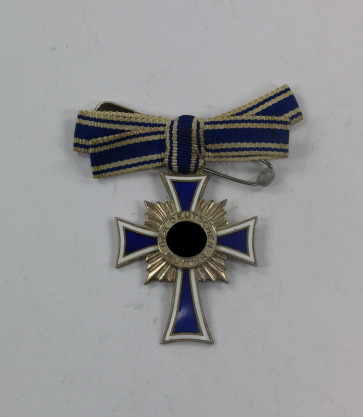  Mutterkreuz in Silber, an Schleife - Militaria-Berlin