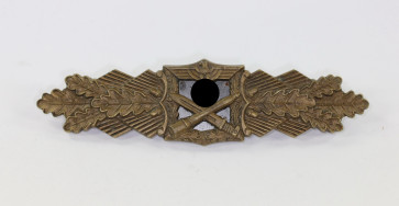 Nahkampfspange in Bronze, Hst. A.G.M.u.K. - Militaria-Berlin