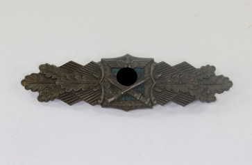  Nahkampfspange in Bronze, Hst. A.G.M.u.K., blaue Platte (!) - Militaria-Berlin