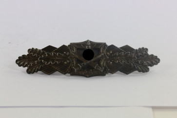  Nahkampfspange in Bronze, Hst. A.G.M.u.K. Gablonz (Arbeitsgemeinschaft Metalle und Kunststoffe, Gablonz) - Militaria-Berlin