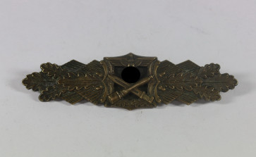 Nahkampfspange in Bronze, Hst. A.G.M.u.K. Gablonz (Arbeitsgemeinschaft Metalle und Kunststoffe, Gablonz) - Militaria-Berlin