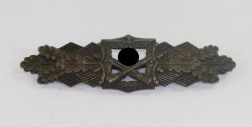 Nahkampfspange in Bronze, Hst. A.G.M.u.K. Gablonz (Arbeitsgemeinschaft Metalle und Kunststoffe, Gablonz) - Militaria-Berlin