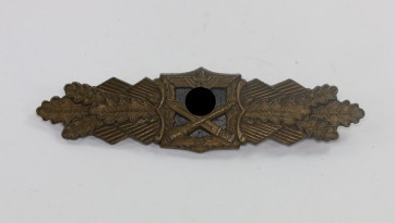 Nahkampfspange in Bronze, Hst. A.G.M.u.K., Gablonz (Arbeitsgemeinschaft Metalle und Kunststoffe, Gablonz) - Militaria-Berlin