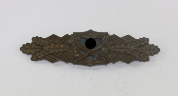Nahkampfspange in Bronze, Hst. A.G.M.u.K., Gablonz (Arbeitsgemeinschaft Metalle und Kunststoffe, Gablonz) - Militaria-Berlin
