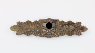  Nahkampfspange in Bronze, Hst. A.G.M.u.K. - Militaria-Berlin