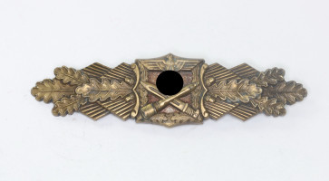  Nahkampfspange in Bronze, Hst. A.G.M.u.K. - Militaria-Berlin