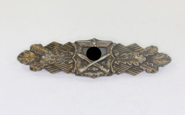Nahkampfspange in Bronze, Hst. C.E. Juncker Berlin - Militaria-Berlin