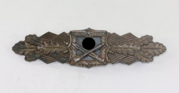 Nahkampfspange in Bronze, Hst. C.F. Juncker Berlin - Militaria-Berlin