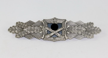 Nahkampfspange in Silber, Hst. A.G.M.u.K. Gablonz (arbeitsgemeinschaft Metalle und Kunststoffe) - Militaria-Berlin
