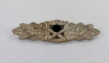 Nahkampfspange in Silber, Hst. A.G.M.u.K. Gablonz (Arbeitsgemeinschaft Metalle und Kunststoffe) - Militaria-Berlin