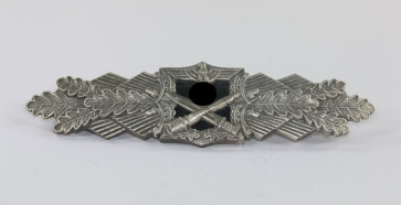 Nahkampfspange in Silber, Hst. A.G.M.u.K. Gablonz (Arbeitsgemeinschaft Metalle und Kunststoffe) - Militaria-Berlin
