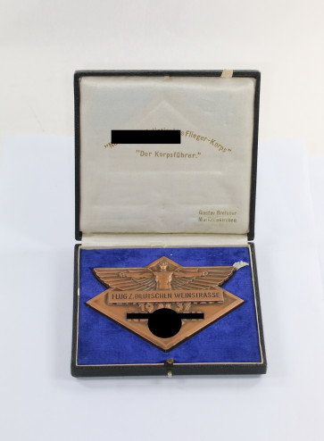 Nationalsozialistisches Fliegerkorps (NSFK), Plakette "Flug z. Deutschen Weinstrasse 1937", mit Etui und Urkunde - Militaria-Berlin