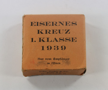  Oranger (!) Umkarton Eisernes Kreuz 1. Klasse 1939, Gebr. Godet & Co. Berlin W8 Charlottenstr. 55 (!) - Militaria-Berlin