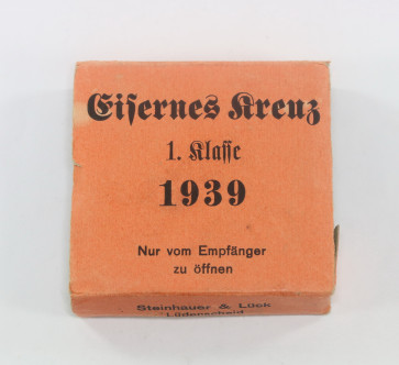 Oranger Umkarton Eisernes Kreuz 1. Klasse 1939, Steinhauer & Lück Lüdenscheid - Nur vom Empfänger zu öffnen - Militaria-Berlin