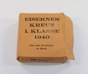 Oranger (!) Umkarton Eisernes Kreuz 1. Klasse 1940, Gebr. Godet & Co. Berlin (!) - Militaria-Berlin