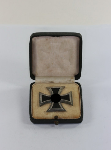 Eisernes Kreuz 1. Klasse 1939, Hst. 4 und L/16, im Etui - Militaria-Berlin