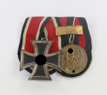 Ordenschnalle Eisernes Kreuz 2. Klasse 1939, Anschlußmedaille Sudetenland mit Spange Prager Burg - Militaria-Berlin