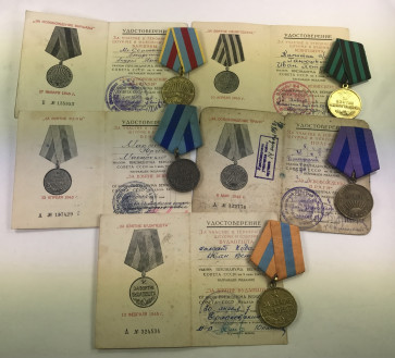 Sowjetunion, Lot 5 Einnahme/Befreiungs Medaillen mit Papieren. - Militaria-Berlin