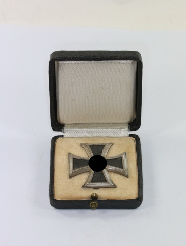 Eisernes Kreuz 1. Klasse 1939, Hst. 65, im Etui - Militaria-Berlin