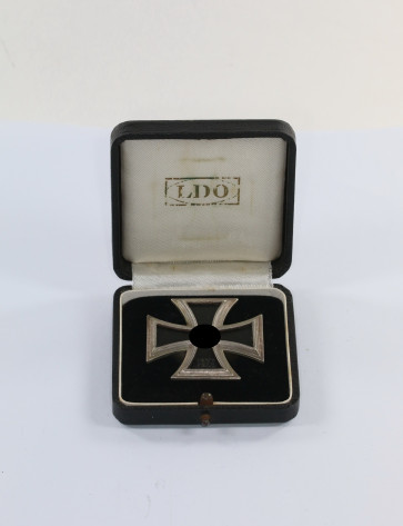 Eisernes Kreuz 1. Klasse 1939, Hst. L/14, an Schraubscheibe, nicht magnetisch, im LDO Etui L/14 - Militaria-Berlin