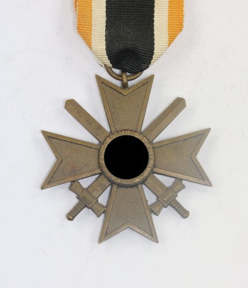 Kriegsverdienstkreuz 2. Klasse mit Schwertern, Buntmetall, oranges Band (!) - Militaria-Berlin