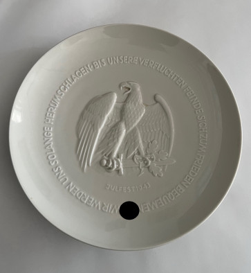 SS-Porzellanmanufaktur Allach, Teller "Julfest 1943 Wir werden uns solange herumschlagen bis unsere verfluchten Feinde sich zum Frieden Bequemen" - Militaria-Berlin