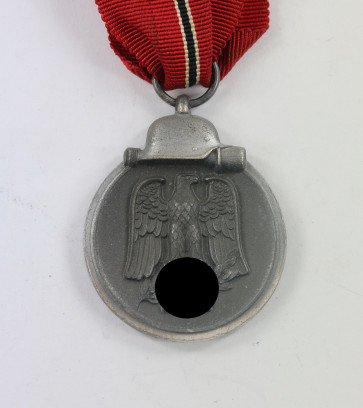  Ostmedaille, Hst. 13 (Gustav Brehmer, Markneukirchen) - Militaria-Berlin