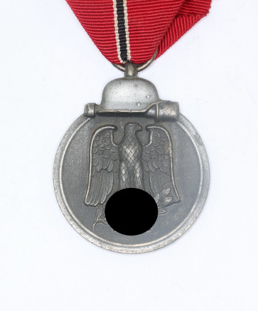 Ostmedaille, Hst. 13 (Gustav Brehmer, Markneukirchen) - Militaria-Berlin