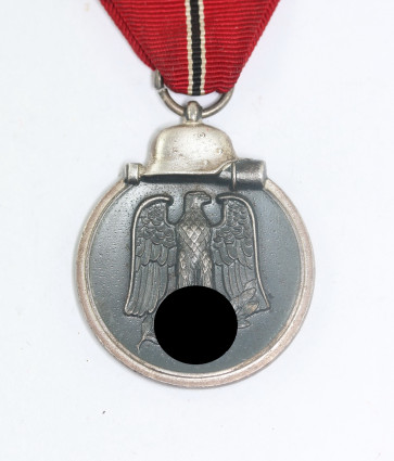  Ostmedaille, Hst. 13 (Gustav Brehmer, Markneukirchen) - Militaria-Berlin