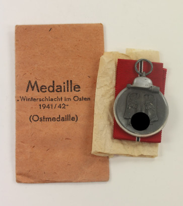 Ostmedaille, Hst. 13, in Verleihungstüte Gustav Brehmer, Markneukirchen i. Sa. - Militaria-Berlin