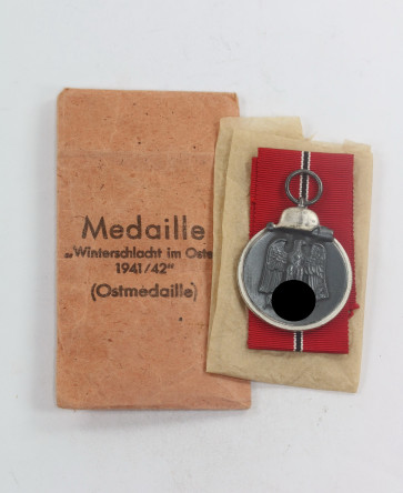  Ostmedaille, Hst. 20, in Verleihungstüte, C.F. Zimmermann Pforzheim - Militaria-Berlin