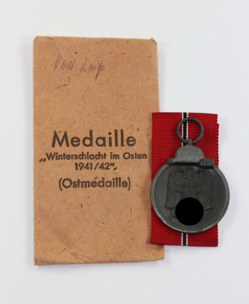  Ostmedaille, Hst. 3, in Verleihungstüte Wilhelm Deumer Lüdenscheid - Militaria-Berlin