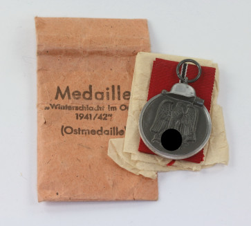  Ostmedaille, Hst. 4, in Verleihungstüte, Steinhauer & Lück - Militaria-Berlin
