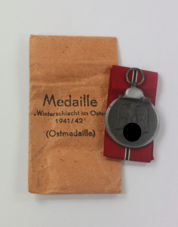 Ostmedaille, Hst. 63, in  Verleihungstüte Julius Maurer Oberstein a.d.N. - Militaria-Berlin