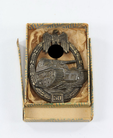 Panzerkampfabzeichen in Bronze mit Einsatzzahl 50, C.E. Juncker, in Verleihungsschachtel - Militaria-Berlin