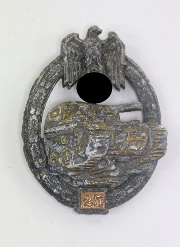 Panzerkampfabzeichen in Silber, mit Einsatzzahl 25, Hst. G.B. (Gustav Brehmer, Markneukirchen), Bodenfund - Militaria-Berlin