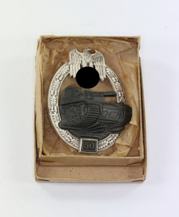 Panzerkampfabzeichen in Silber mit Einsatzzahl 50, JFS, in Verleihungsschachtel - Militaria-Berlin