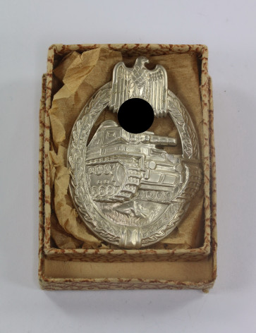 Panzerkampfabzeichen in Silber, Otto Schickle, Pforzheim (Buntmetall), in Verkaufsschachtel - Militaria-Berlin