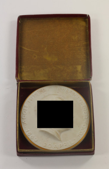 Porzellan Plakette, Adolf Hitler-Unser Führer 1889 20. April 1939 - Der Nürnberger Schuljugend gewidmet zum 20. April 1939 vom Oberbürgermeister der Stadt der Reichsparteitage, im Etui - Militaria-Berlin