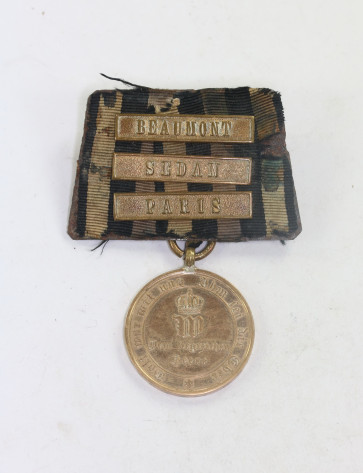 Preußen, Kriegsdenkmünze für Kämpfer 1870  mit 3 Gefechtsspangen und Randschrift, an Einzelspange - Militaria-Berlin