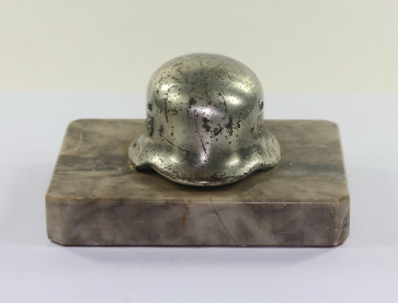 Stahlhelm auf Steinplatte - Militaria-Berlin