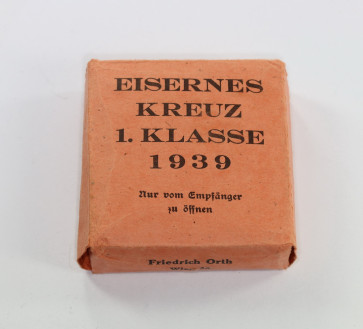 Umkarton Eisernes Kreuz 1. Klasse 1939, Friedrich Orth Wien 56 - Militaria-Berlin
