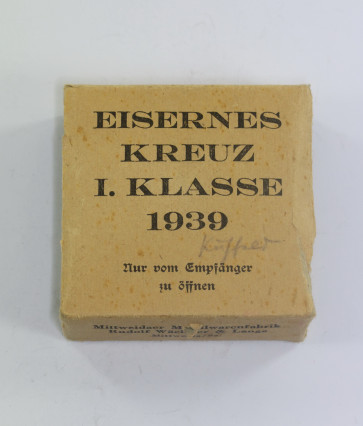 Umkarton Eisernes Kreuz 1. Klasse 1939, Mittweider Metallwarenfabrik Rudolf Wächtler & Lange Mittweda/Sa.- Nur vom Empfänger zu öffnen - Militaria-Berlin