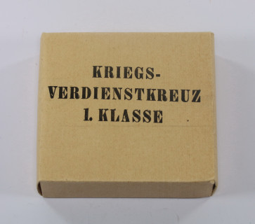 Umkarton Kriegsverdienstkreuz 1. Klasse (ohne Schwerter), Deschler & Sohn, München - Militaria-Berlin