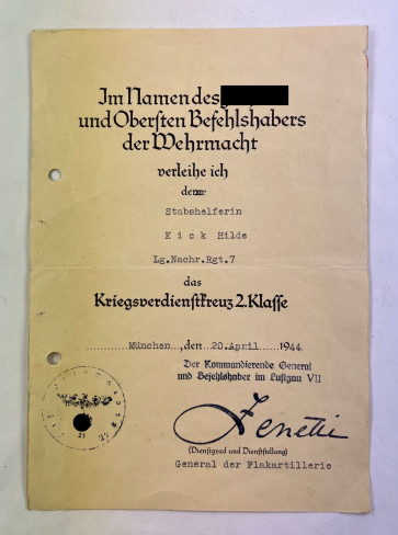 Urkunde Kriegsverdienstkreuz 2. Klasse an eine Frau (Stabshelferin) (!) - Militaria-Berlin